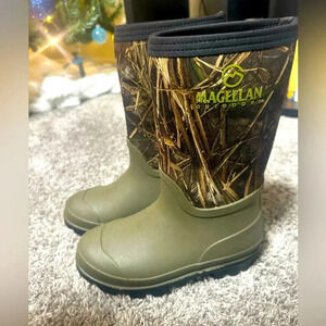 Magellan Cameo Muck boots Youth 4 or
Womens 6. In great condition.